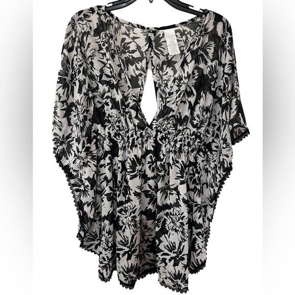 NWOT, Black & White Floral Beach Coverup - Picture 2 of 2